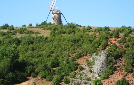 Moulin à vent à l'approche de La Couvertoirade