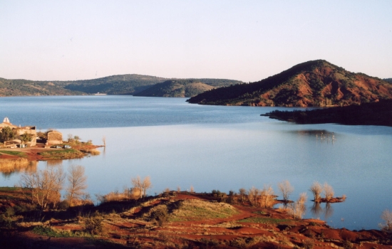Lumière du soir sur le Salagou