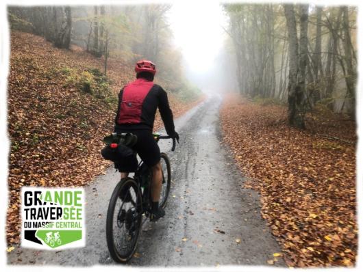 Sur les petites routes et chemins du Massif Central en gravel