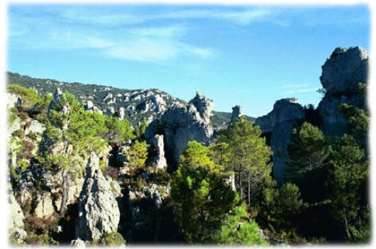 Mourèze et ses rochers ruiniformes Cirque dolomitique de Mourèze