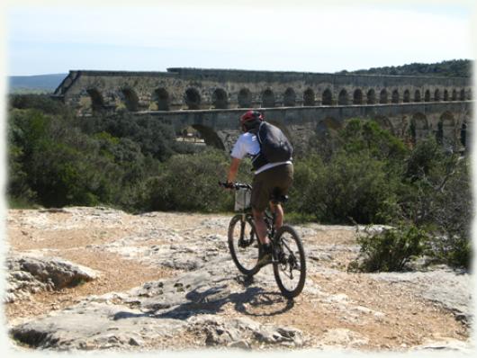 Pont du Gard, départ de la traversée VTT Le Pont du Gard, Grand Site de France pour commencer ce séjour VTT