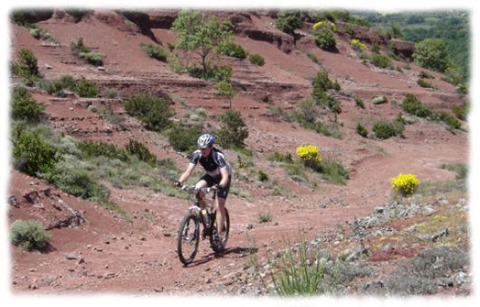 Les ruffes rouges du Salagou constituent un decor insolite pour la pratique du VTT, le temps d'un week-end ou d'un séjour venez decouvrir ce Grand Site en coeur d'Herault