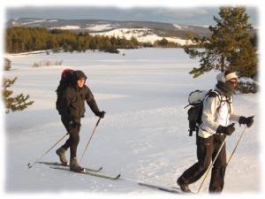 Courbes arrondies du Mont Lozere, chaos granitiques soupoudrés de neige, hameaux de Bellecoste et de Mas Camargues sont le cadre de votre randonnee ski nordique